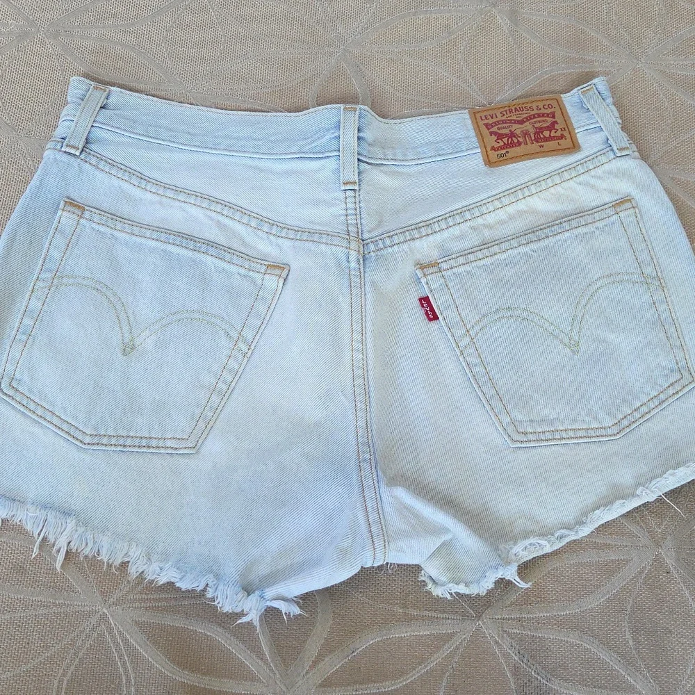 NWOT, Levi's Daisy 501 Cut-off Shorts!